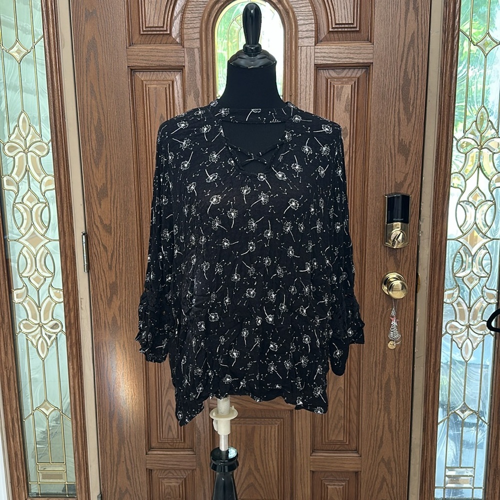 059 Maurices Black & White Dandelion Fluff Print Top